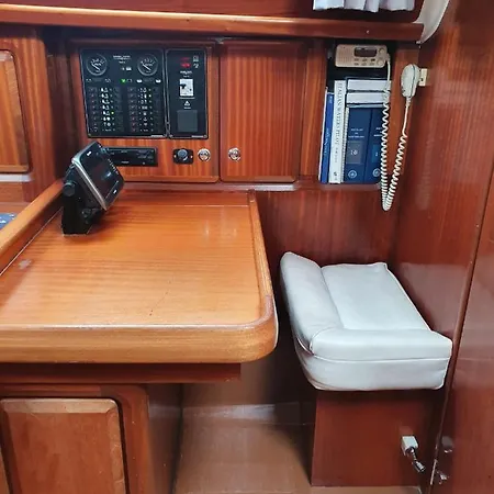 Boat And Breakfast Botel