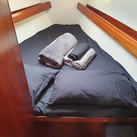 Ботель Boat And Breakfast