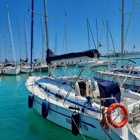 Boat And Breakfast *