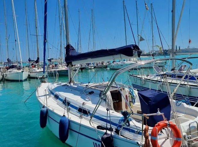Boat And Breakfast *